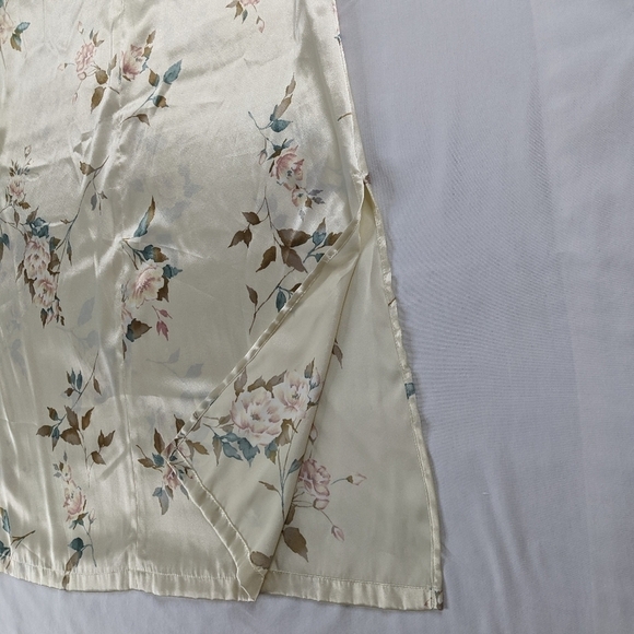 VTG Long Sleeve Floral Satin Cream Long Length Gown - Picture 5 of 12